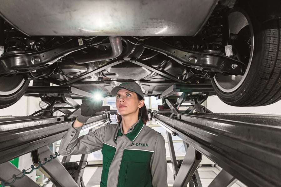 Vorbereitung eines Autos auf TÜV und HU