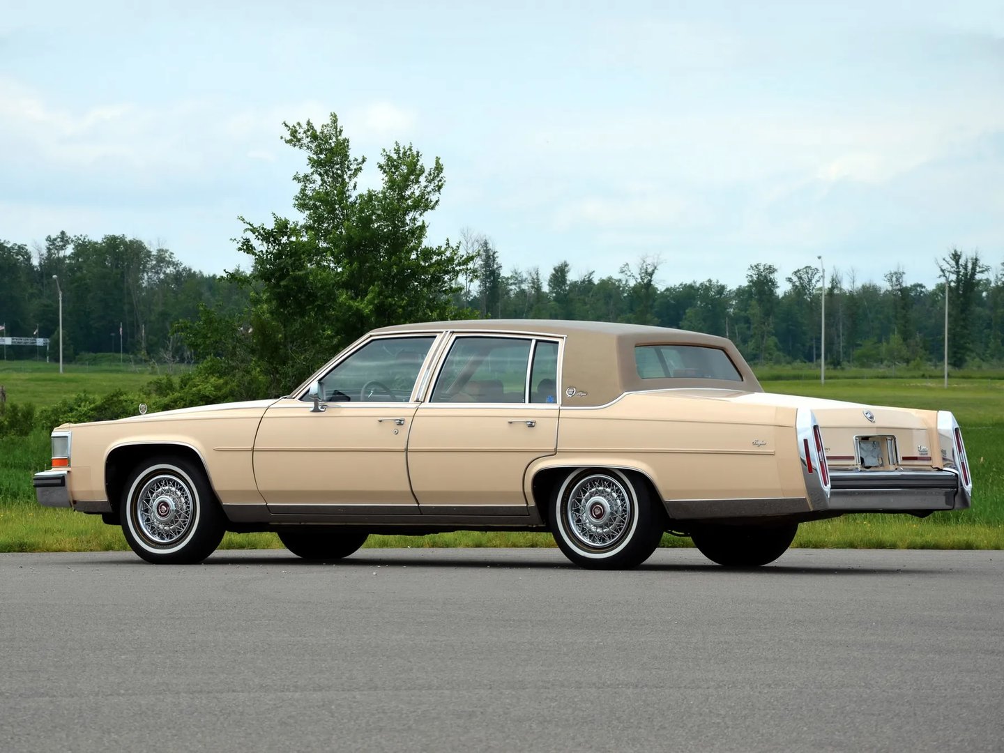 Cadillac_Brougham_1_generation__Sedan__2.jpg