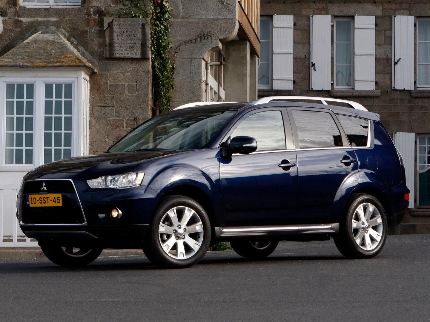 Mitsubishi_Outlander_2_generation_restyling__SUV_5-doors__1.jpg