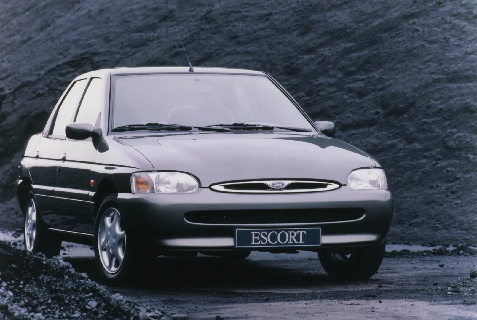 Ford_Escort_5_generation_restyling_2__Sedan__1.jpg