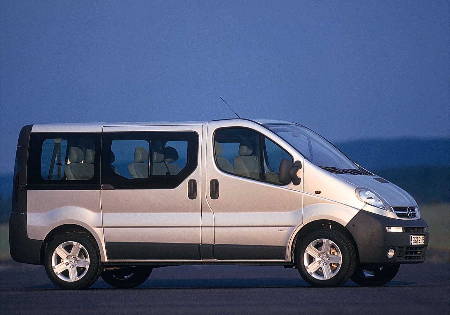 Opel_Vivaro_1_generation__Minivan__13.jpg