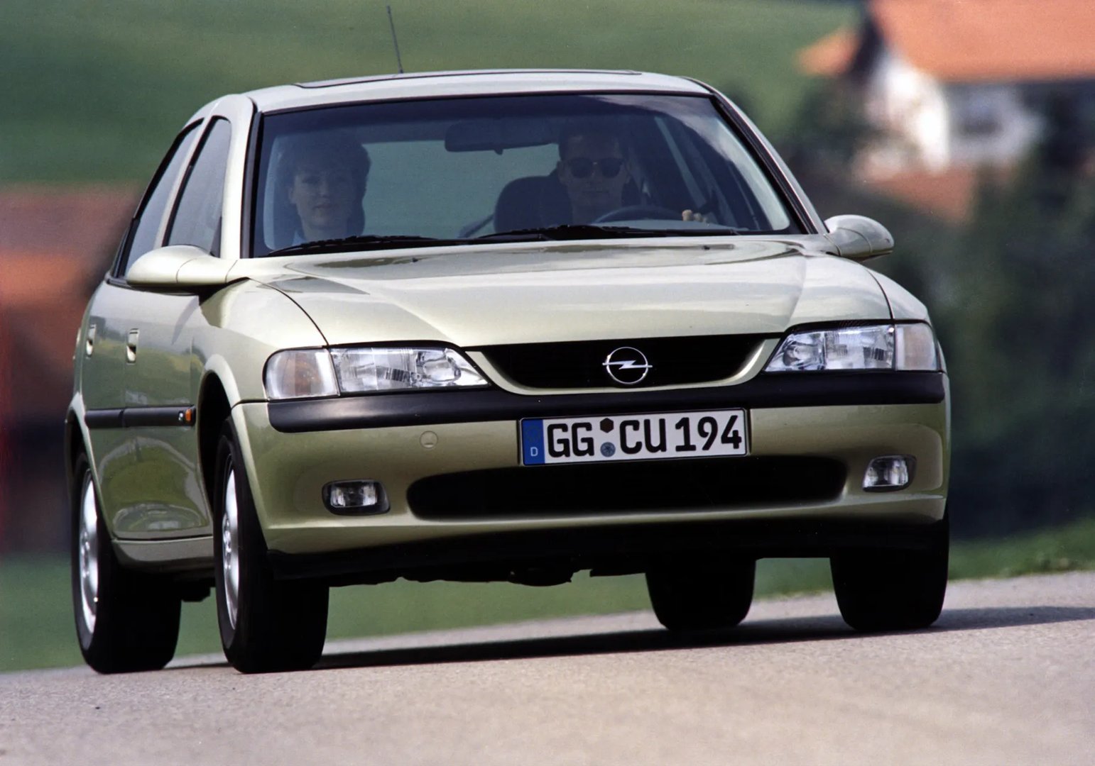 Opel_Vectra_2_generation__Liftback__1.jpg