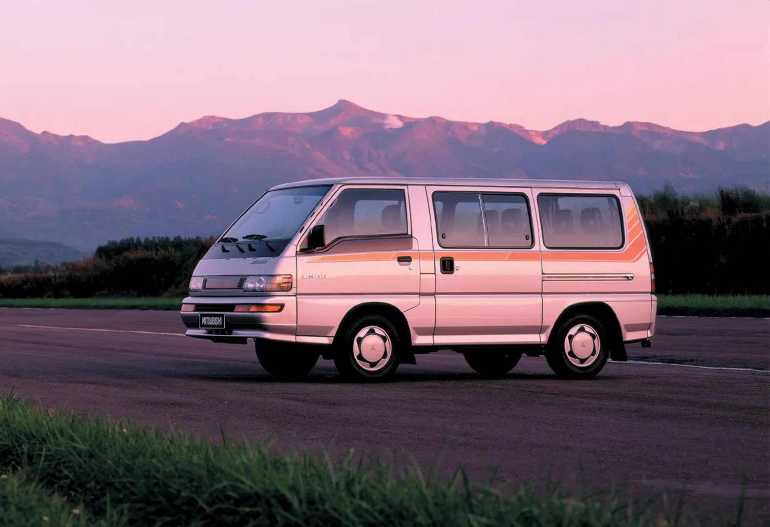 Mitsubishi_L300_2_generation__Minivan__5.jpg