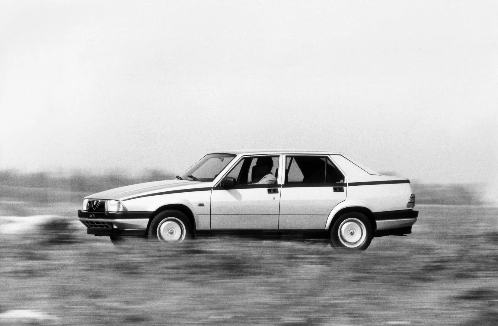 Alfa Romeo_75_1_generation__Sedan__2.jpg