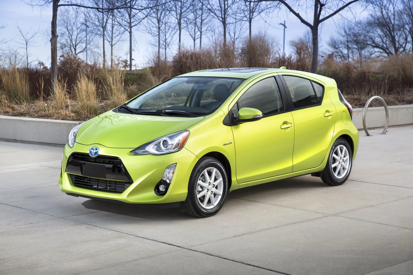 Toyota_Prius_C_1_generation_restyling__Hatchback_5-door__8.jpg