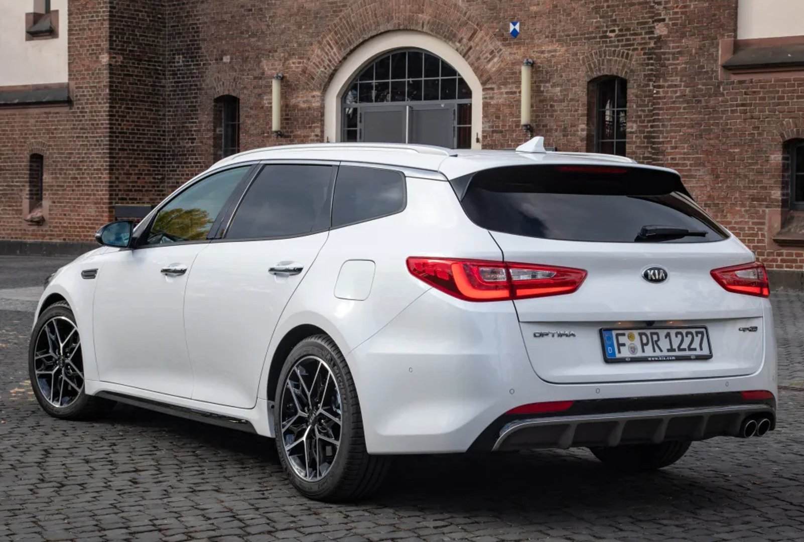 Kia_Optima_4_generation_restyling__Estate_5-door__12.jpg