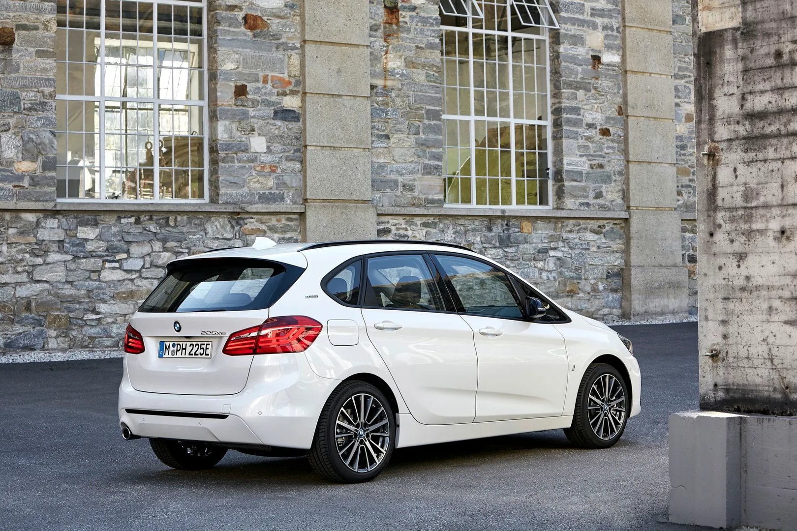 BMW_2_series_Active_Tourer_1_generation_restyling__Compact_Van__10.jpg