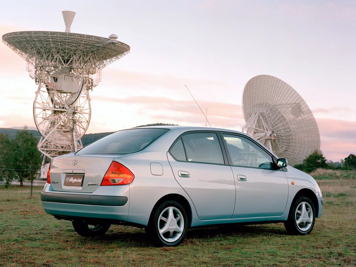 Toyota_Prius_1_generation__Sedan__2.jpg