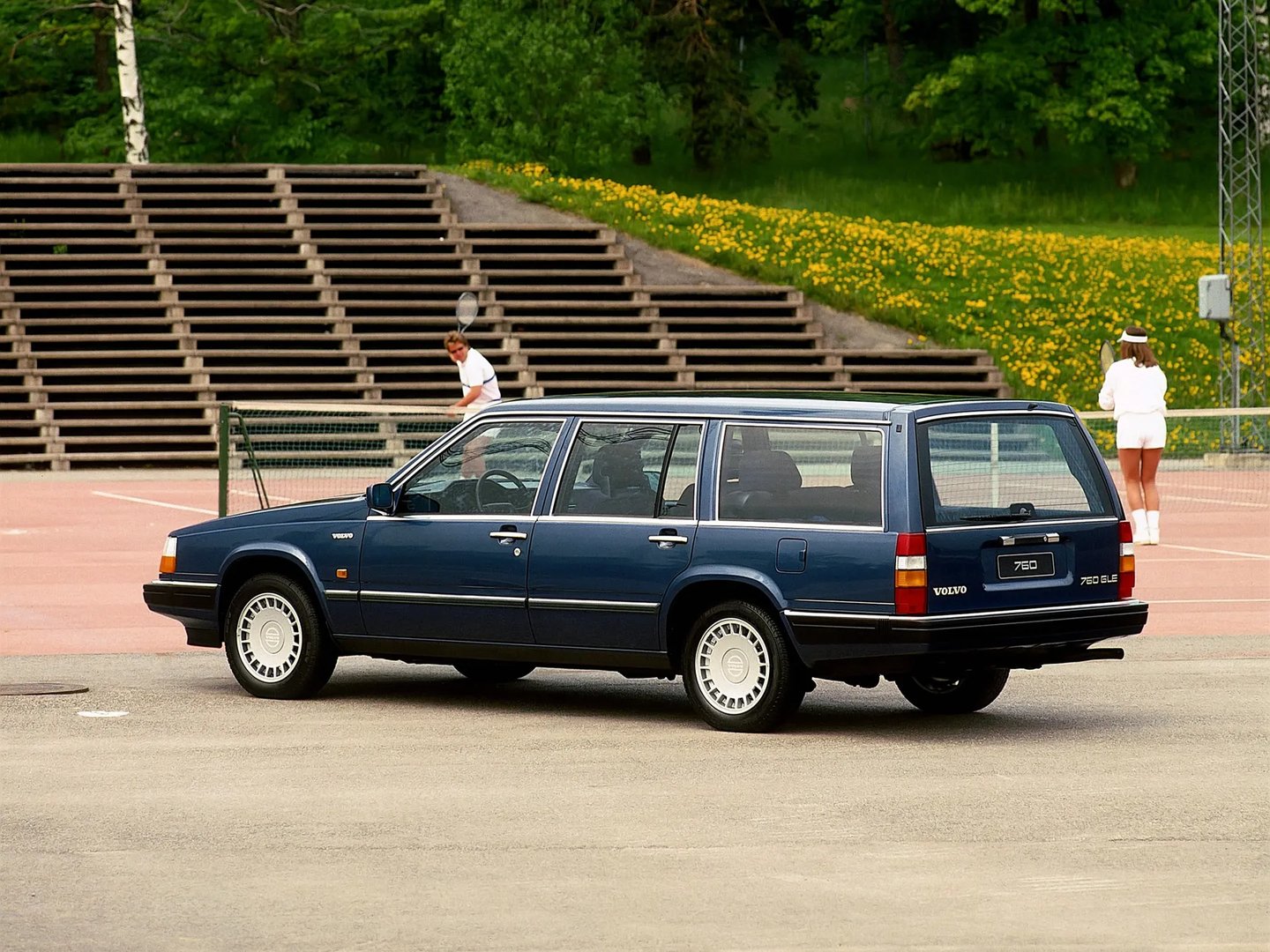 Volvo_760_1_generation__Estate_5-door__2.jpg