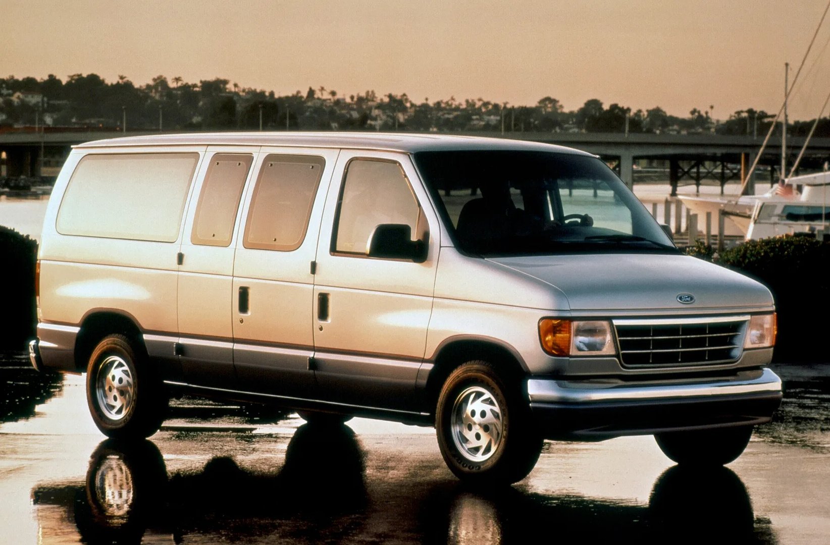 Ford_Econoline_4_generation__Minivan__7.jpg