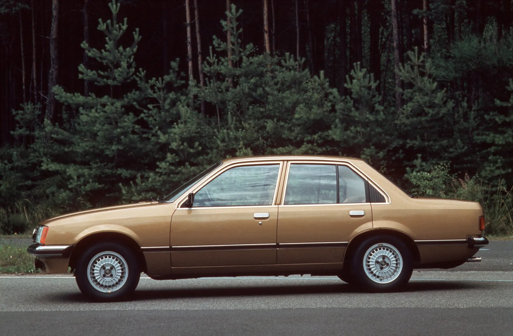 Opel_Rekord_5_generation__Sedan__5.jpg