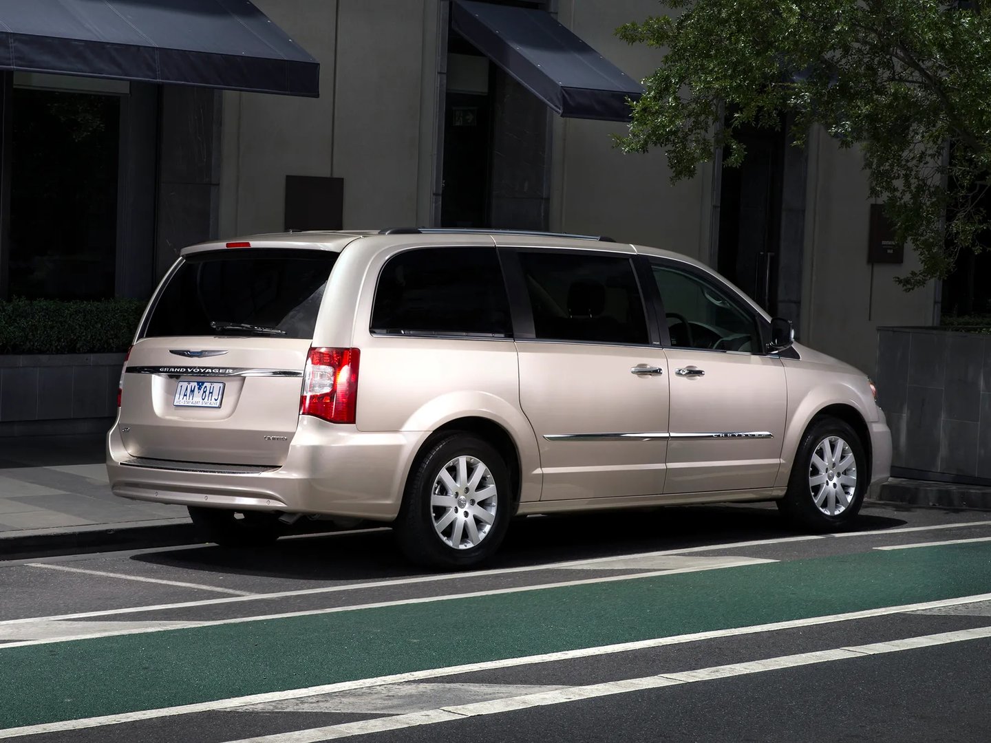 Chrysler_Grand_Voyager_5_generation_restyling__Minivan__8.jpg