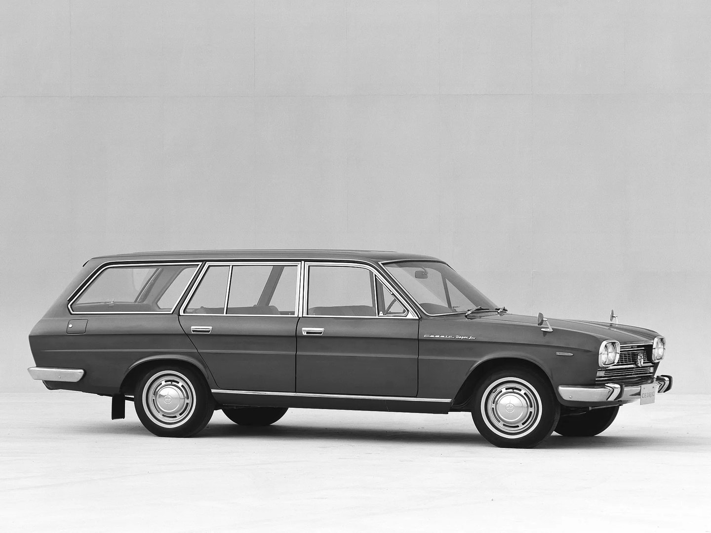 Nissan_Cedric_2_generation__Estate_5-door__3.jpg
