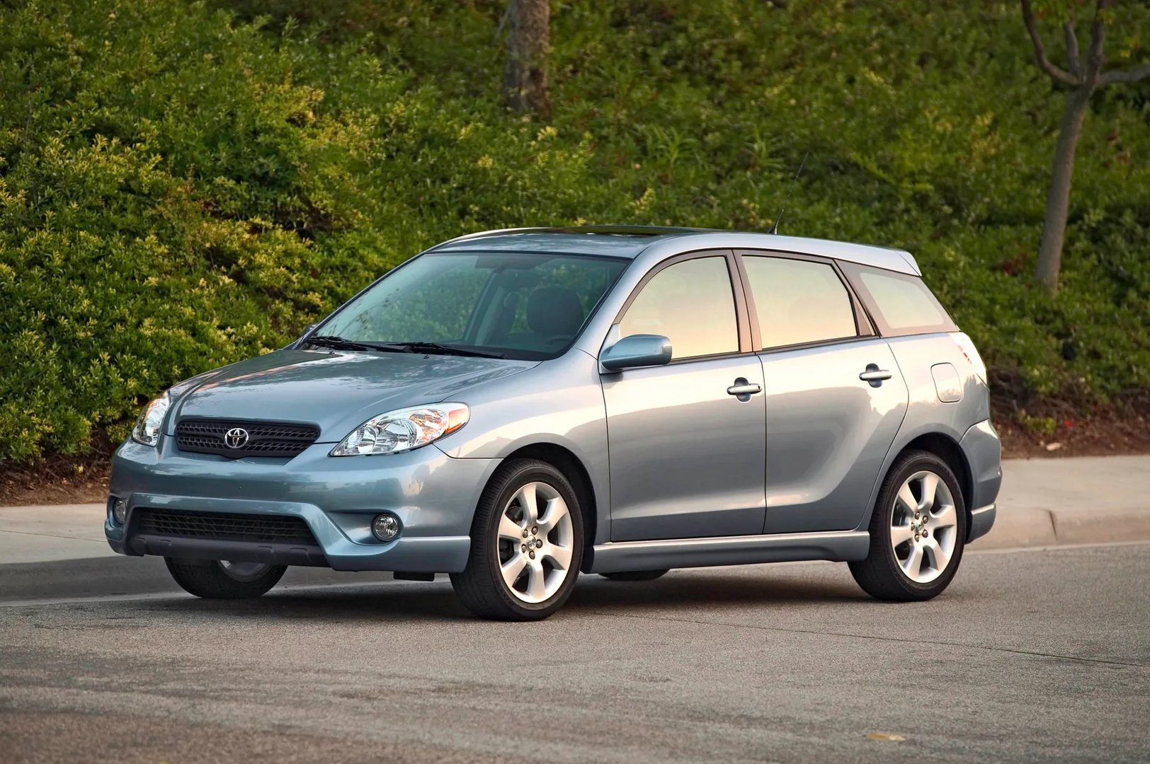 Toyota_Matrix_1_generation__Hatchback_5-door__4.jpg