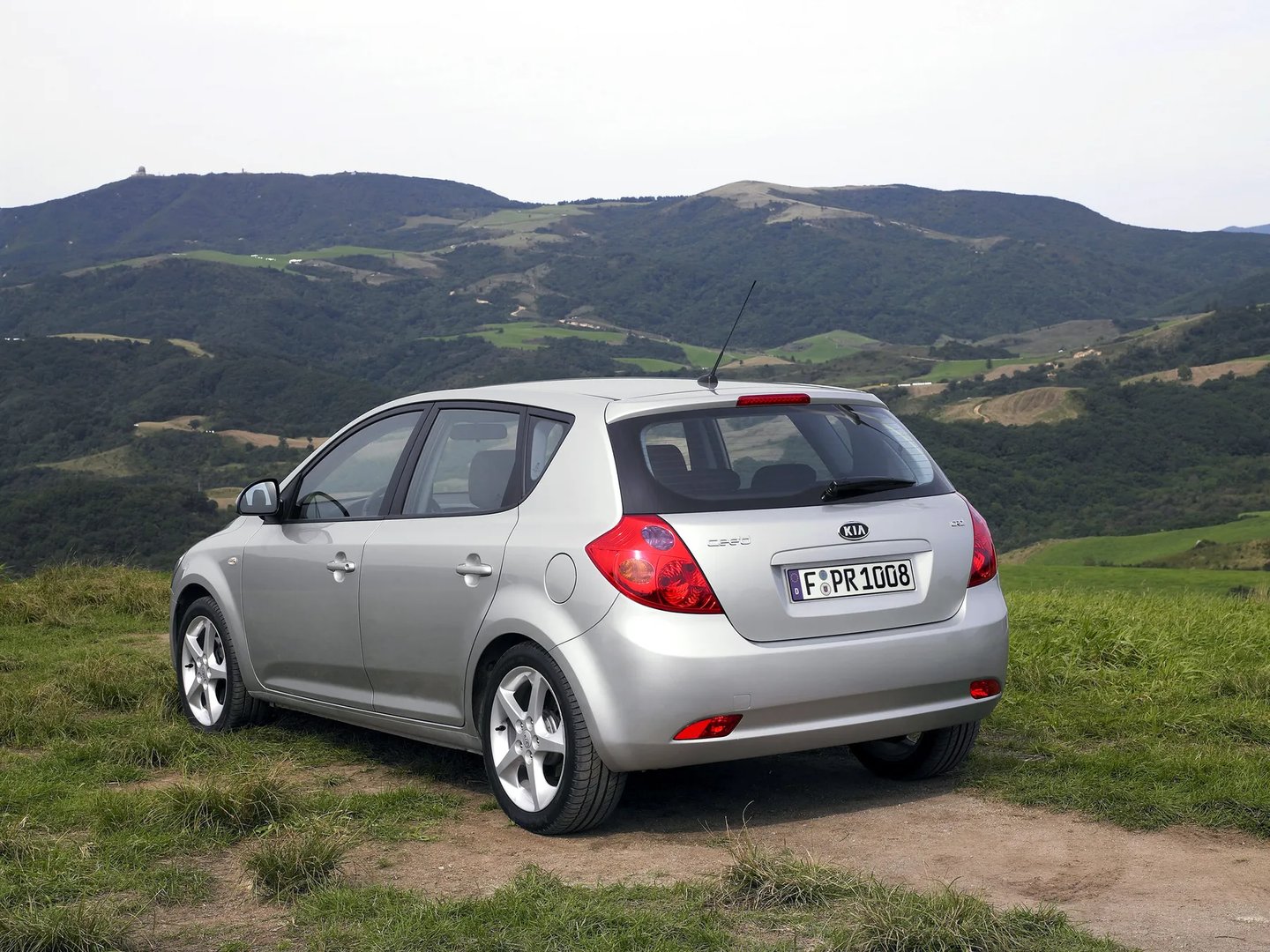 Kia_Ceed_1_generation__Hatchback_5-door__10.jpg