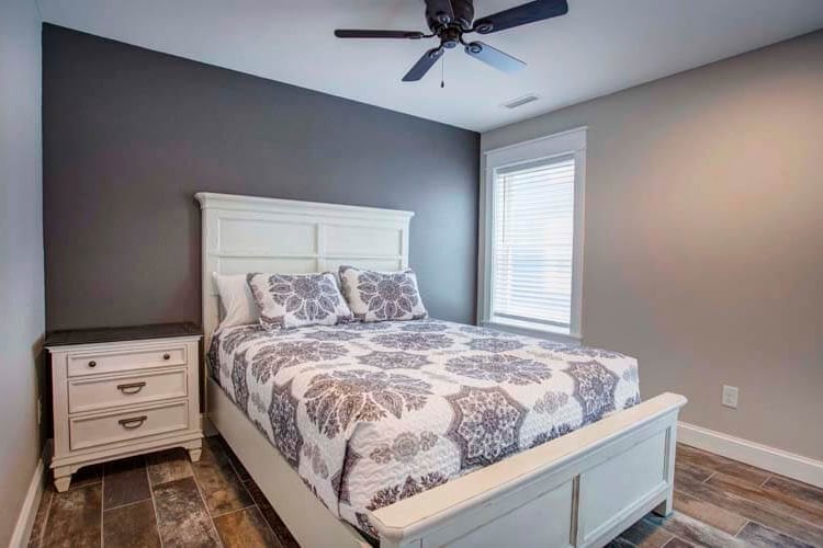 Ground Floor Queen with Shared Bath (15)