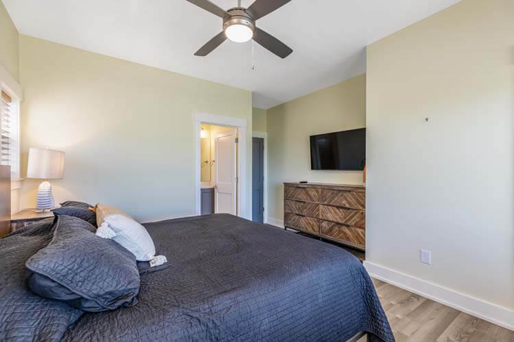 2nd Floor King with Private Bath