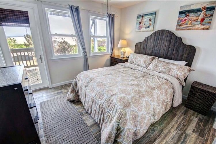 1st Floor Queen with Private Bath