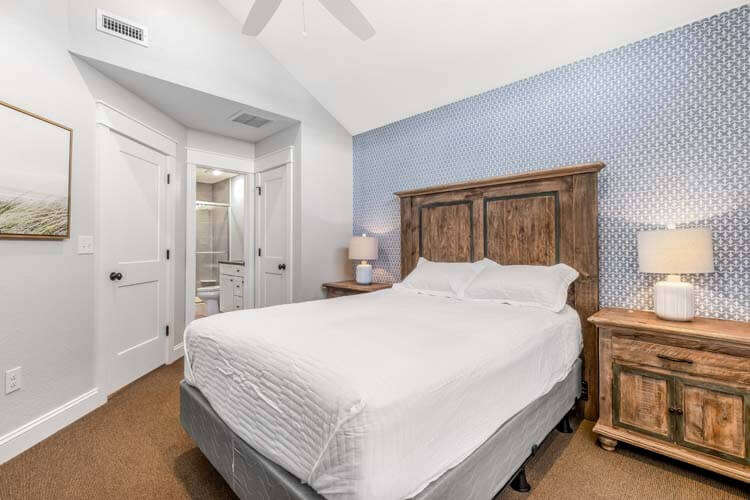 2nd Floor Queen with Private Bath