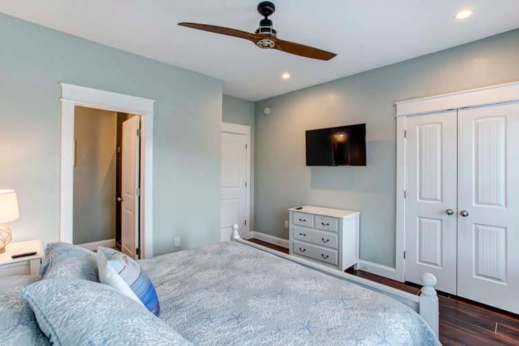 Ground Floor King with Private Bath (NW)