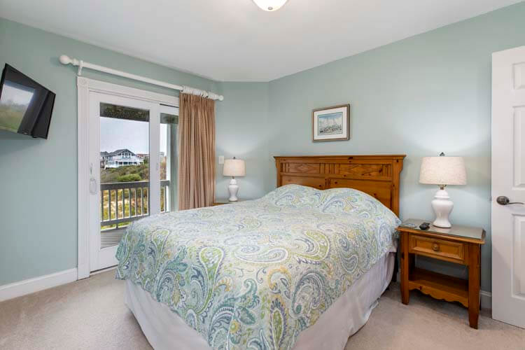 1st Floor Queen with Private Bath