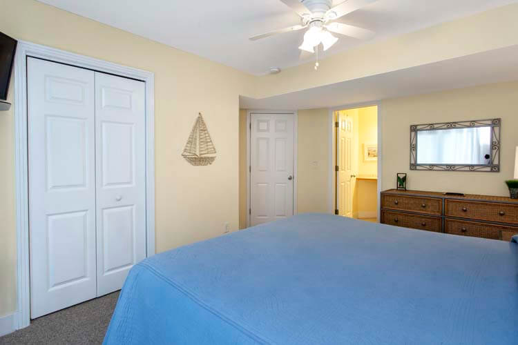 1st Floor King with Private Bath