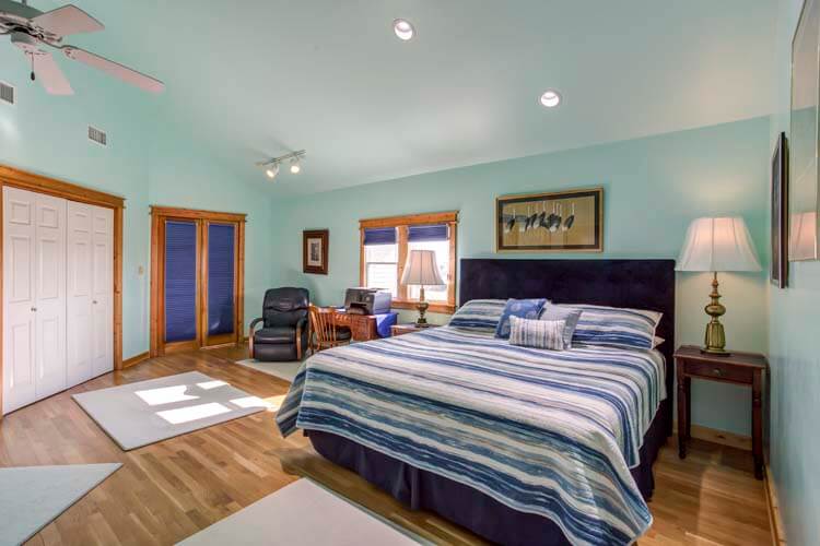 1st Floor King with Private Bath