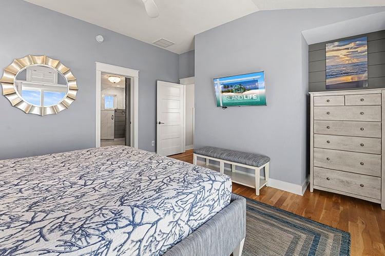 2nd Floor King with Private Bath