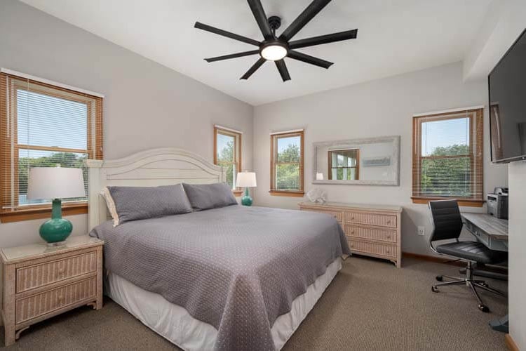 1st Floor King Bedroom