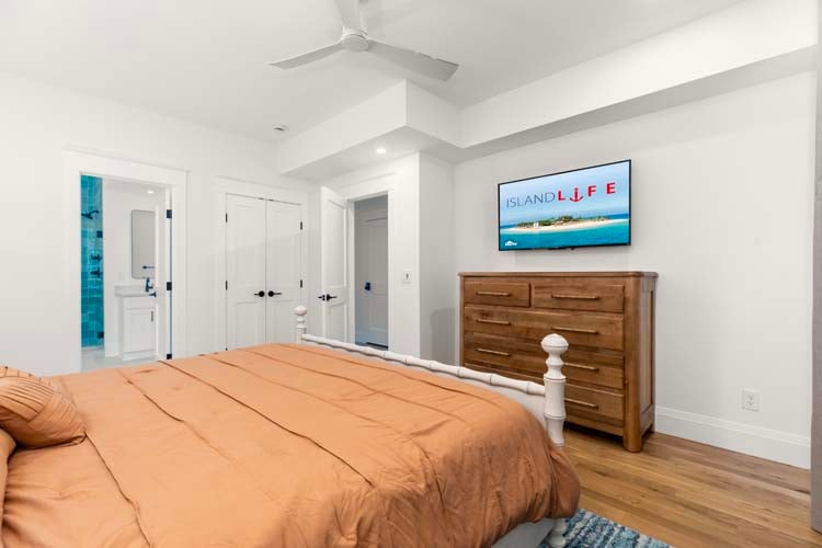 1st Floor King with Private Bath