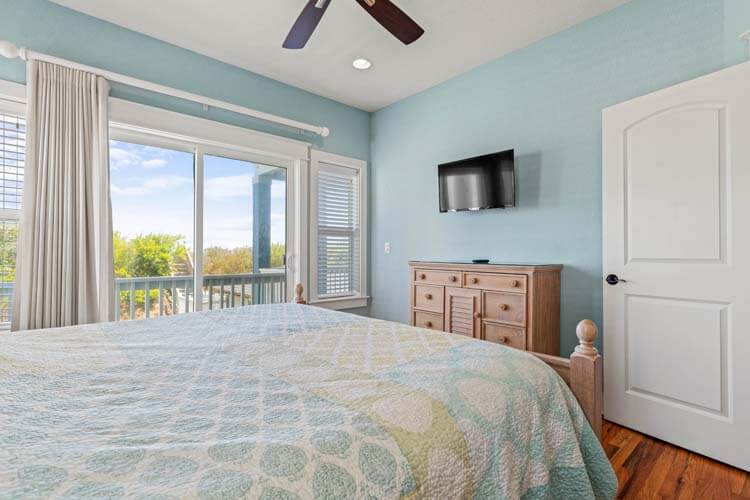 1st Floor King with Private Bath #4