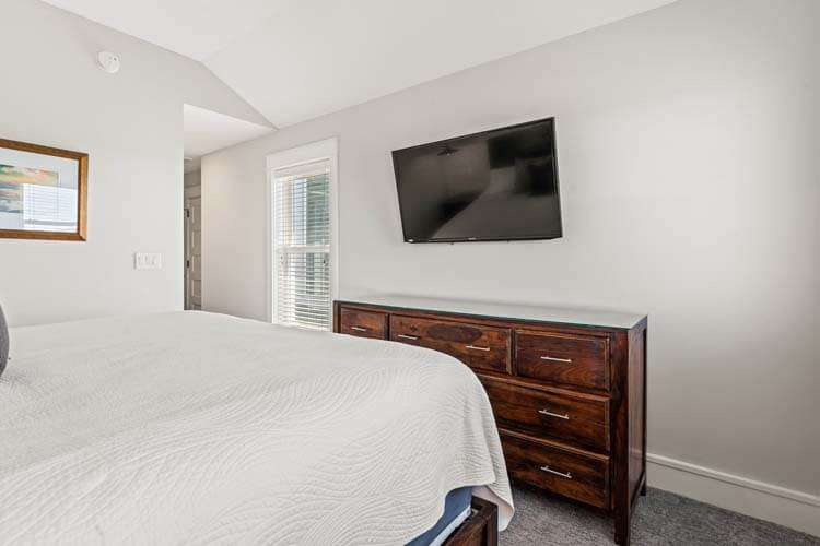 2nd Floor King with Private Bath