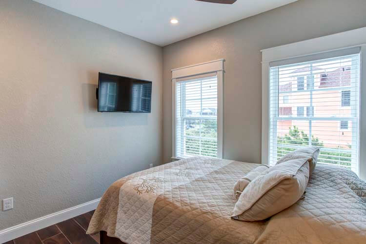 1st Floor Queen with Private Bath