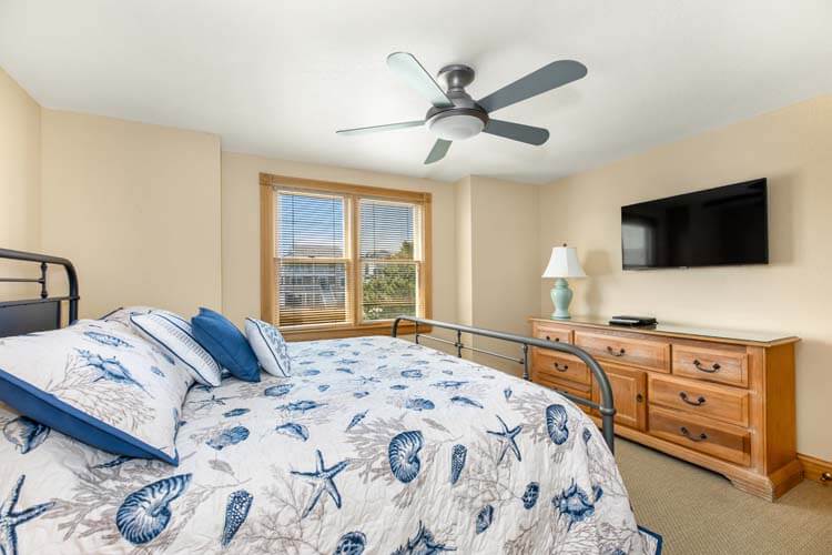 1st Floor SW King with Private Bath