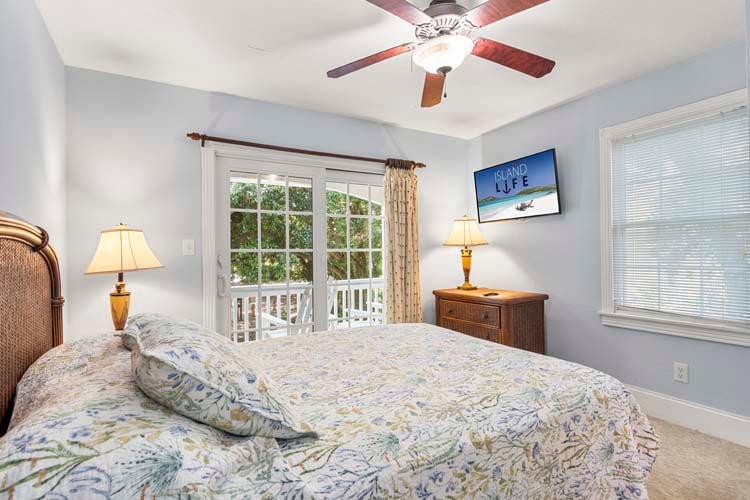 1st Floor Queen with Shared Bath