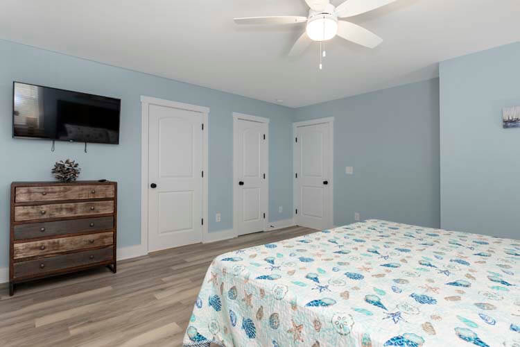 1st Floor King with Private Bath