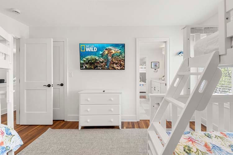 1st Floor Pyramid/Twin Bunks with Shared Bath