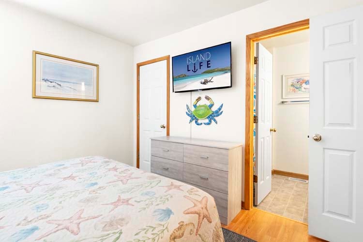 1st Floor Queen with Private Bath