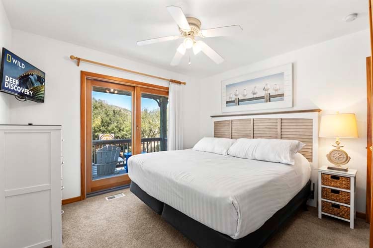 1st Floor King with Private Bath