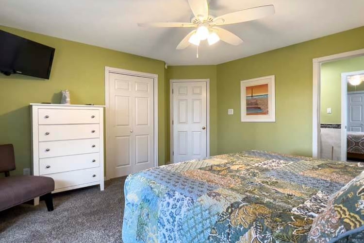 1st Floor King with Shared Bath