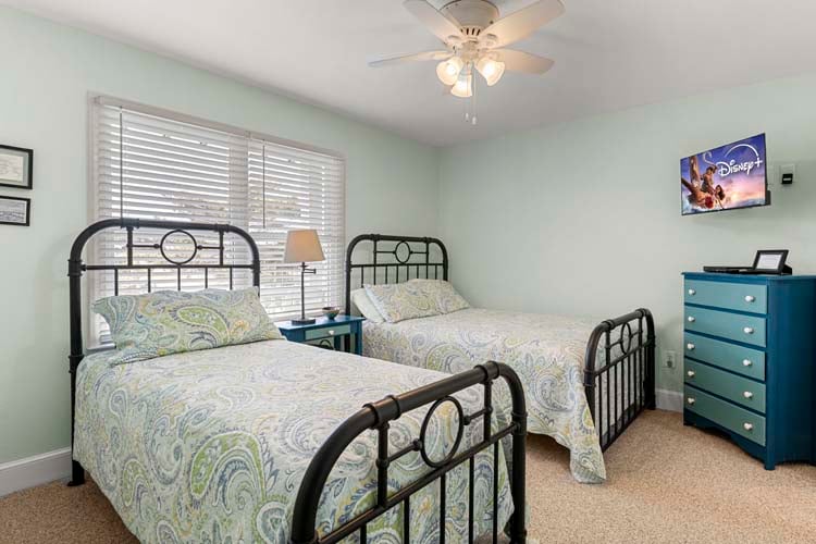 1st Floor Double & Twin with Shared Bath