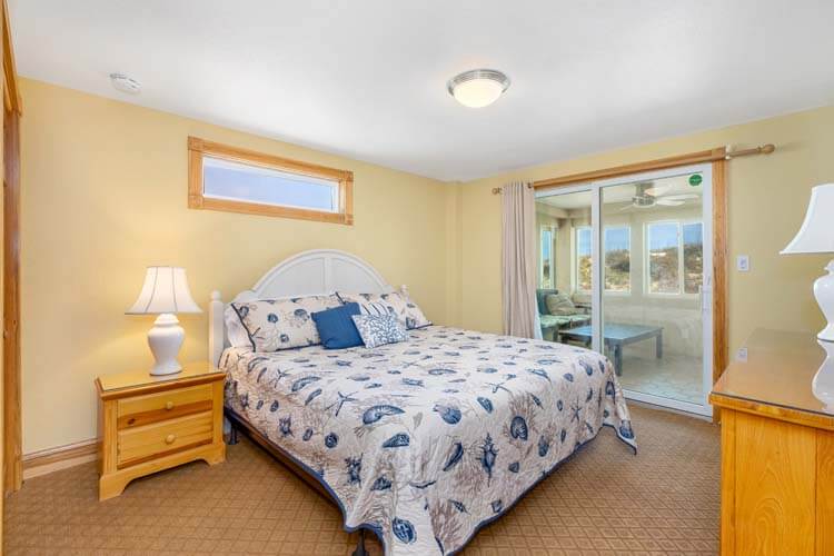 1st Floor NE King with Private Bath