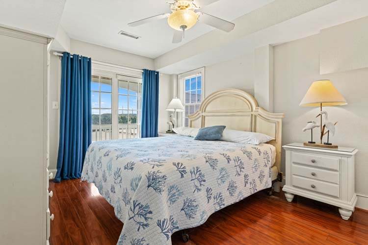 Ground Floor King with Private Bath (Loggerhead)