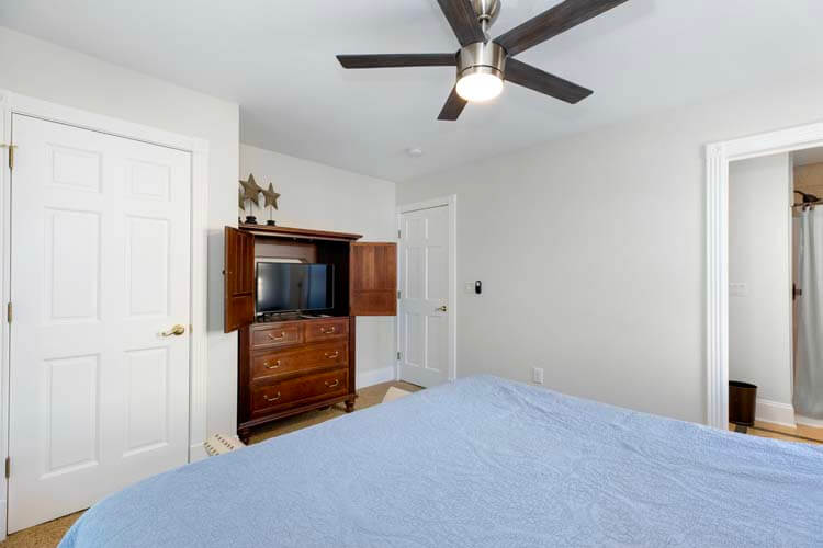 1st Floor King with Private Bath