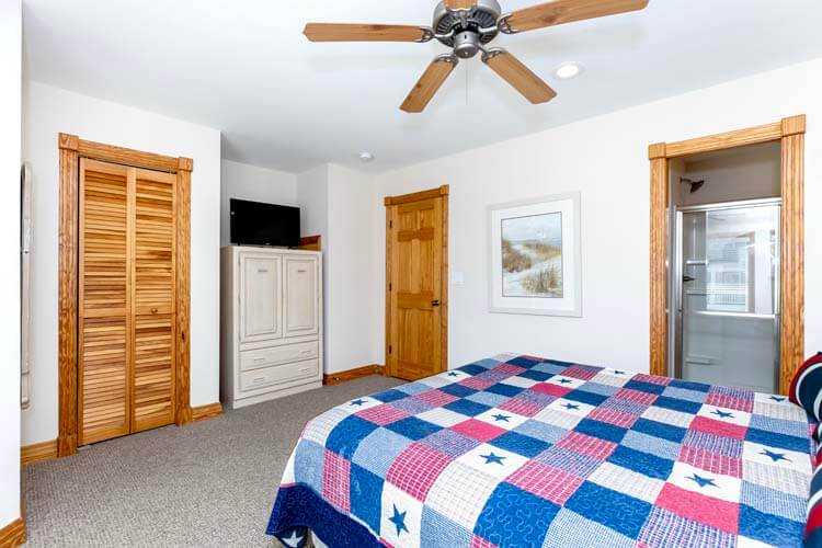 1st Floor Queen with Private Bath