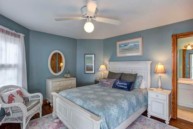 1st Floor Queen with Private Bath