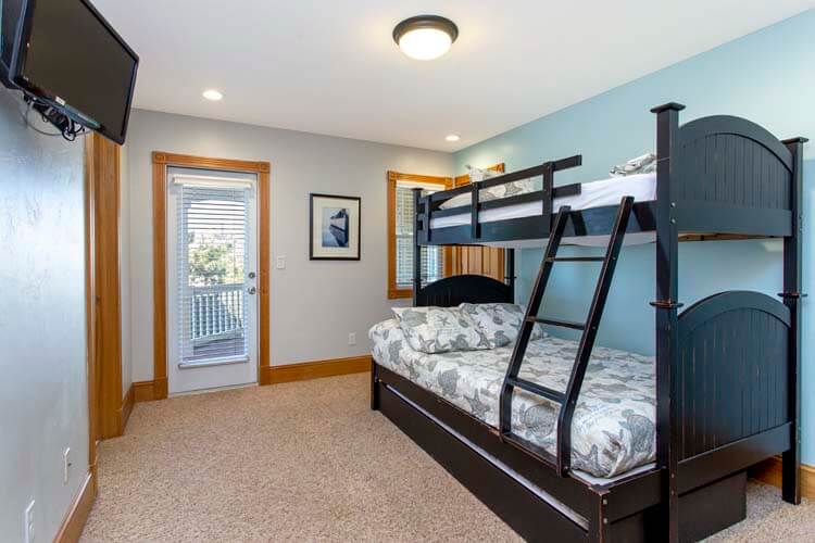 1st Floor Pyramid Bunk with Private Bath (7)