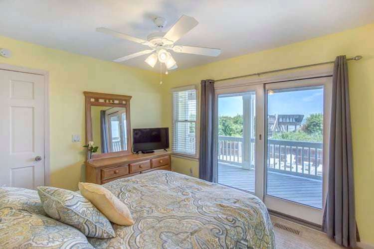 1st Floor Queen Bedroom