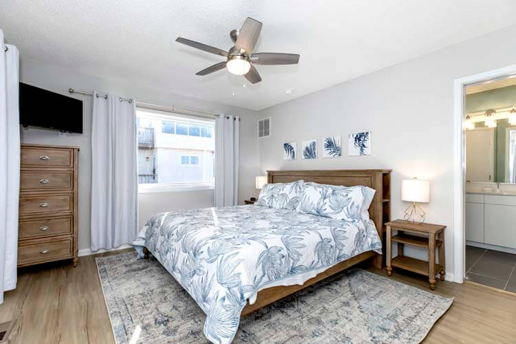 1st Floor King with Private Bath