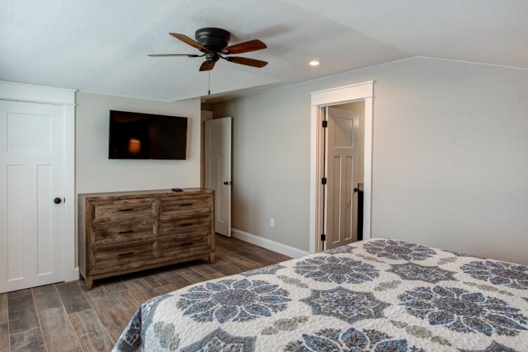 3rd Floor King with Private Bath (21)